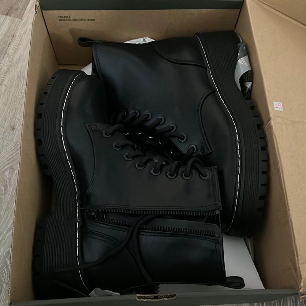 Platform boots